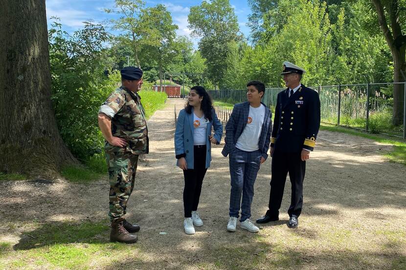 2 militairen met 2 kinderen.