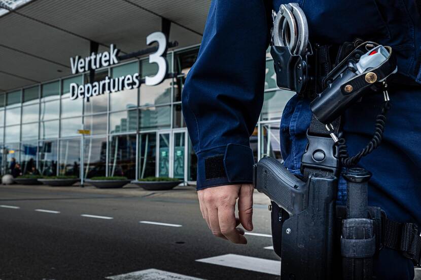 Een marechaussee bij Schiphol.