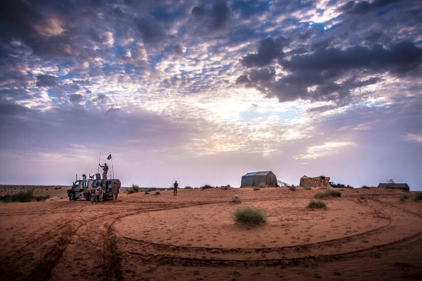 Jeep met militairen in zandgebied in Mali.