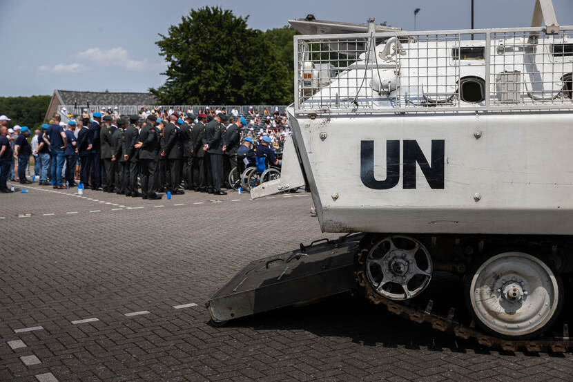 Deel van UN-voertuig, veteranen daarachter opgesteld. 