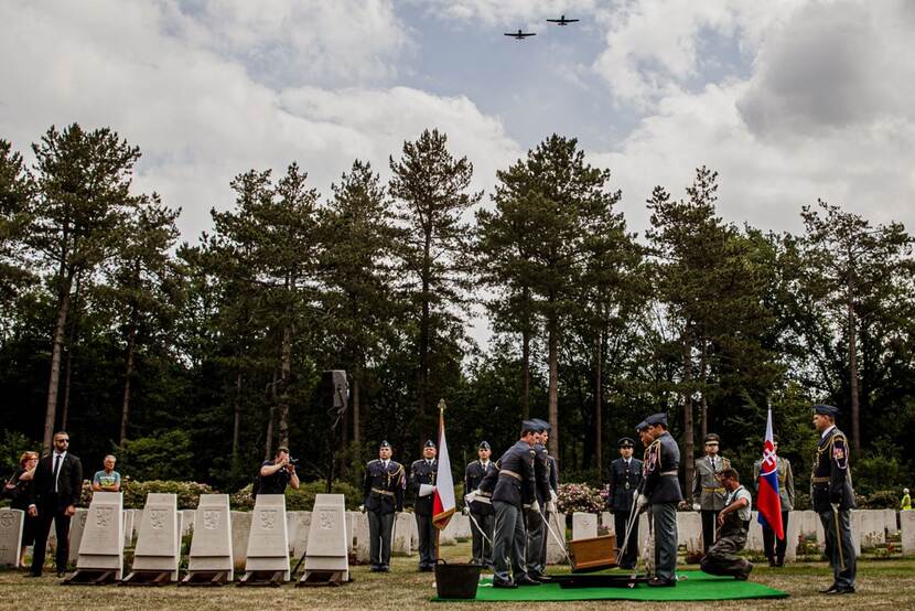 Jan Hejna, Vilem Konštatský, Alois Rozum, Leonard Smrček en Karel Valach worden met militaire eer herbegraven op de militaire begraafplaats van de Commonwealth War Graves Commission in Bergen op Zoom.