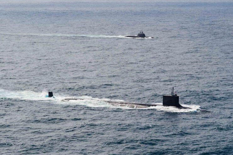 2 onderzeeboten in volle zee.