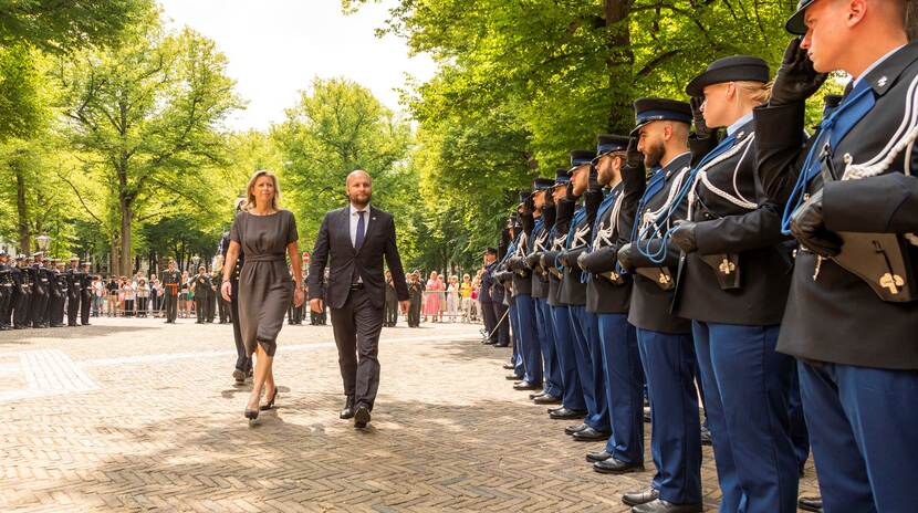 Minister Ollongren ontvangt haar Slowaakse ambtgenoot in Den Haag onder het toeziend oog van saluerende militairen.
