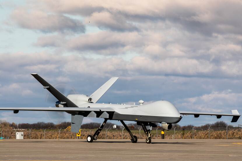 Een Reaper op de start- en landingsbaan van Hancock Air National Guard Base in Amerika waar Nederlands personeel wordt opgeleid.