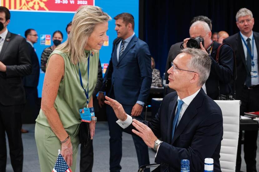 Minister Kajsa Ollongren in gesprek met secretaris-generaal van de NAVO Jens Stoltenberg.