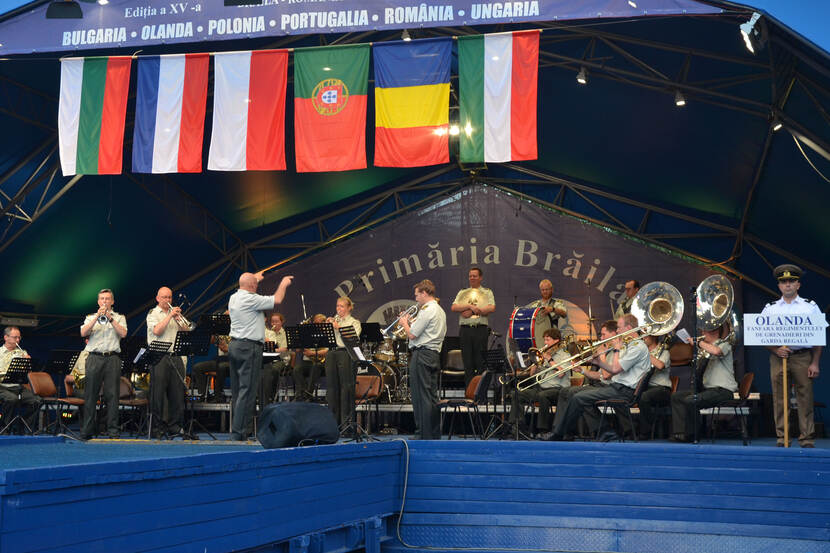 De Regimentsfanfare Garde Grenadiers en Jagers op het Military Brass Band Festival in het Roemeense Braila.