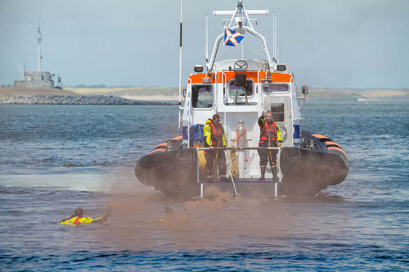 Marineduikers geven een demonstratie.