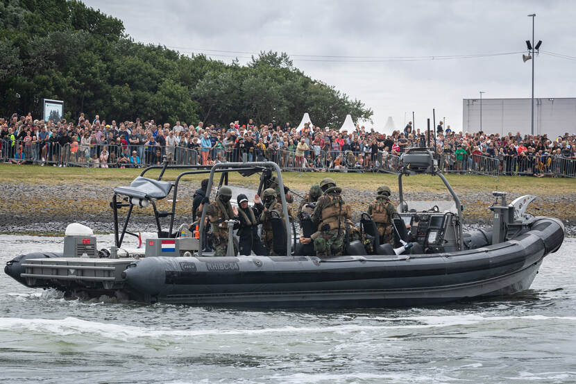 Publiek tijdens de marinedagen.