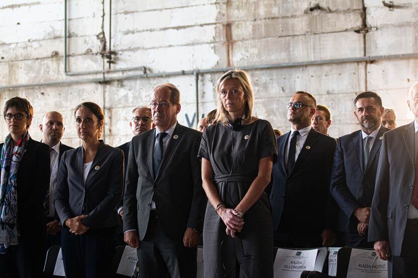 Minister Ollongren temidden van groep mensen herdenkt Srebrenica.