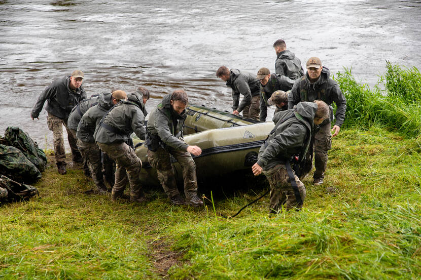 Nederlandse militairen in Litouwen trainden hun fysieke en militaire vaardigheden. Daar hoorde ook de oversteek van een water bij.
