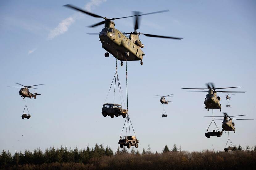 Chinook- en Cougartransporthelikopters.