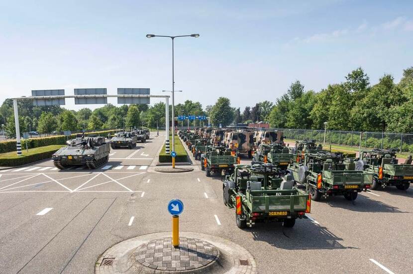 Militaire voertuigen op een rijbaan.