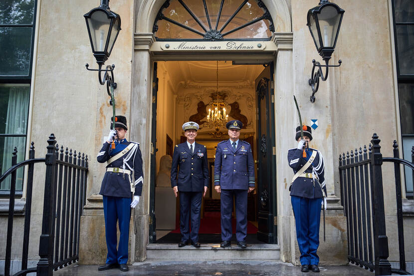 Generaal Onno Eichelsheim en generaal Philippe Lavigne op het bordes van het ministerie van Defensie in Den Haag.