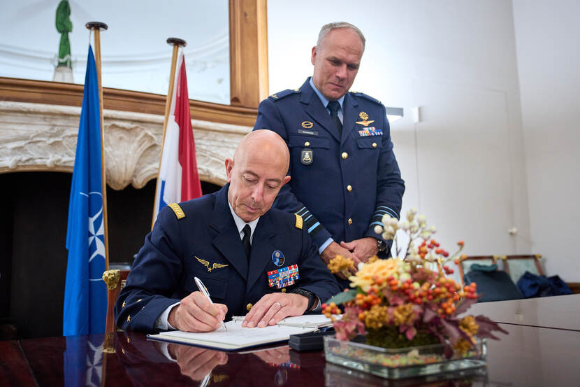 2 generaals samen aan tafel, ondertekenen het document.
