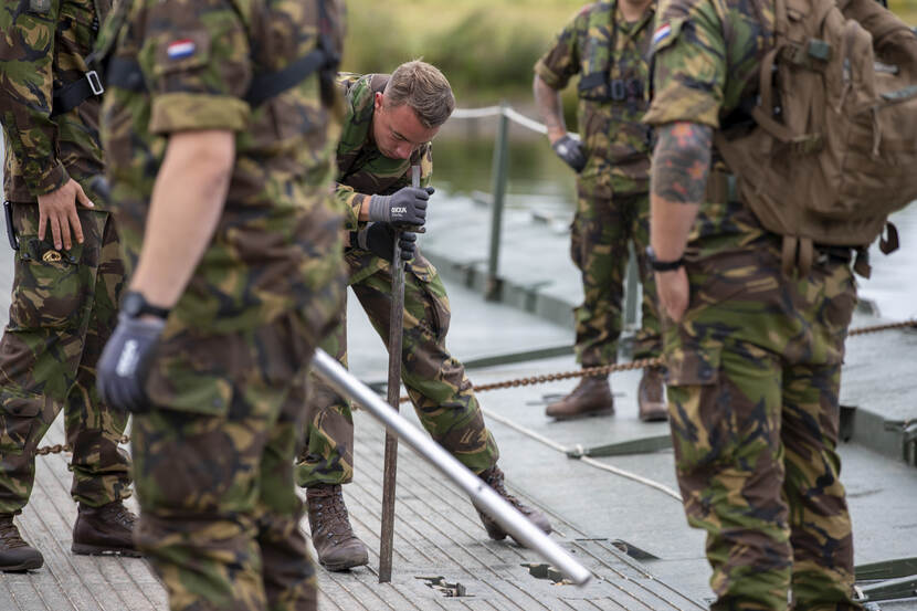 Militairen aan het werk op een brug.