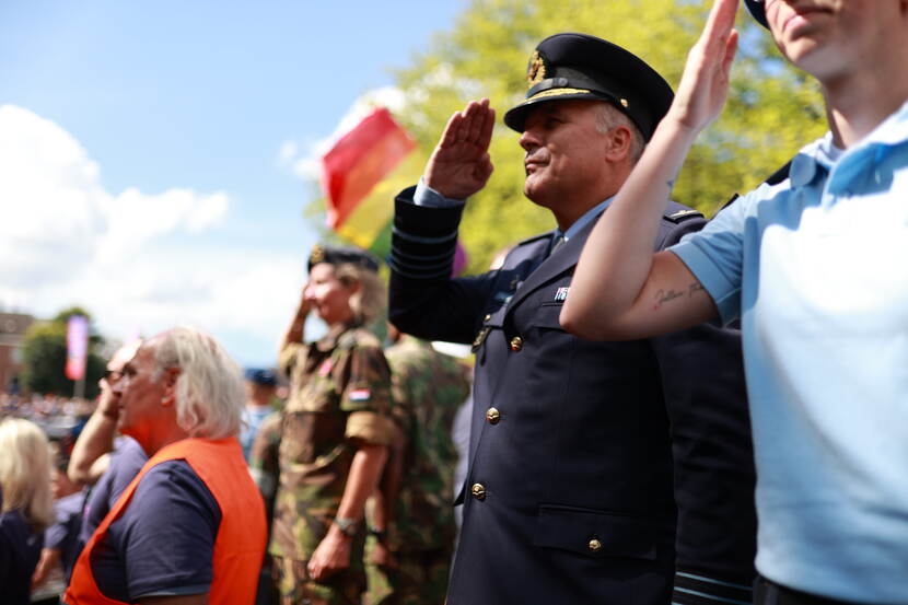 Generaal Onno Eichelsheim brengt militaire groet.