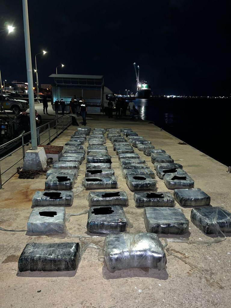 De in beslag genomen drugs op een steiger in Bonaire.