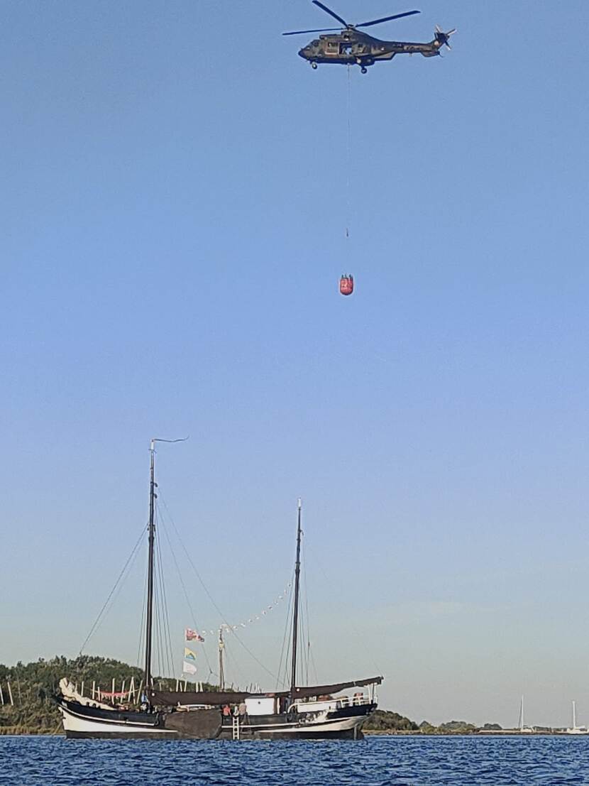 Luchtmachthelikopter met bluszak.