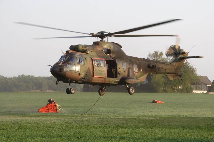 Luchtmachthelikopter met bluszak.