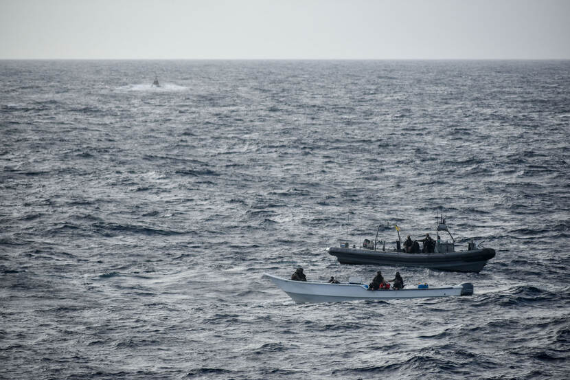 Go-fast en boot met smokkelaars en drugs op volle zee.