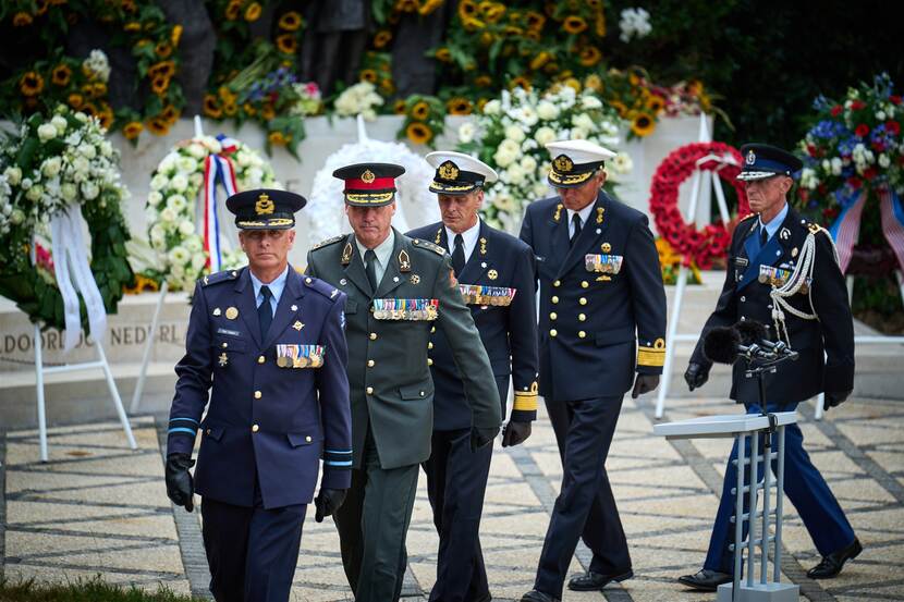 Vertegenwoordigers van de militaire top van Defensie bij kranslegging Indisch Monument.