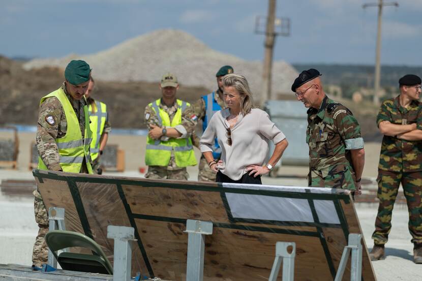 Minister bij genisten in Roemenië.