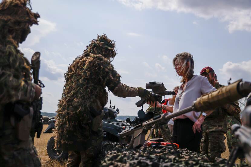 Snipers laten minister Ollongren kennismaken met apparatuur.