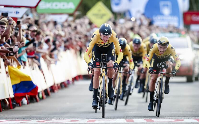 Team Jumbo-Visma komt in Utrecht over de finish, tijdens de ploegentijdrit op de 1e dag van de Ronde van Spanje.