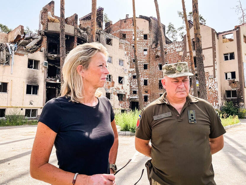 Ollongren aanschouwt de enorme puinhopen.