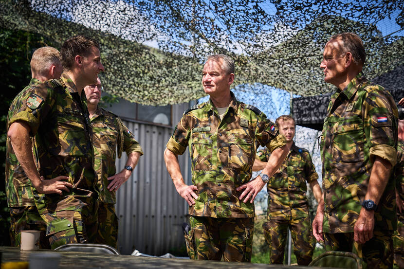 Militairen Patriot-eenheid spreken met luitenant-generaal Dennis Luyt en generaal-majoor Rob Jeulink.