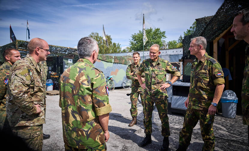 Nederlandse en Duitse militairen Patriot-eenheid praten met generaals tijdens inzet Slowakije.