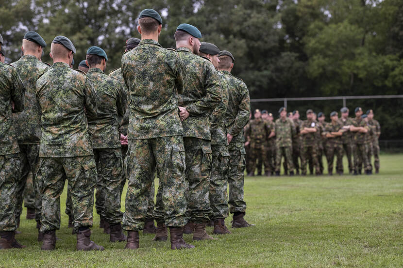 Militairen op een veld in de nieuwe interim-gevechtskleding.