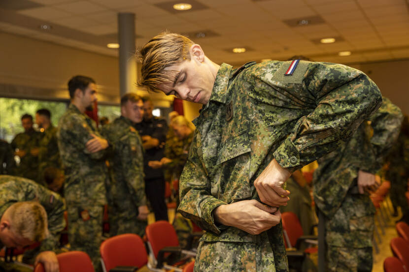 Een militair met de nieuwe interim-gevechtskleding.