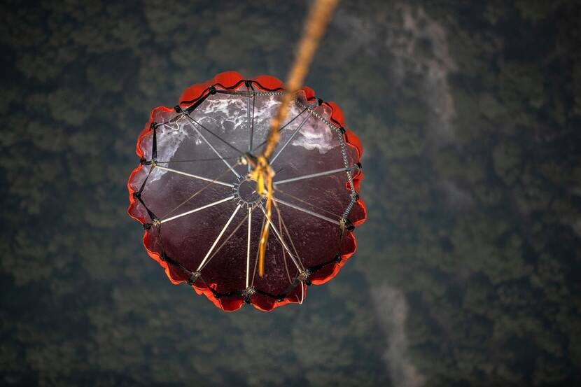 Bambi bucket gevuld met water, van boven gezien.