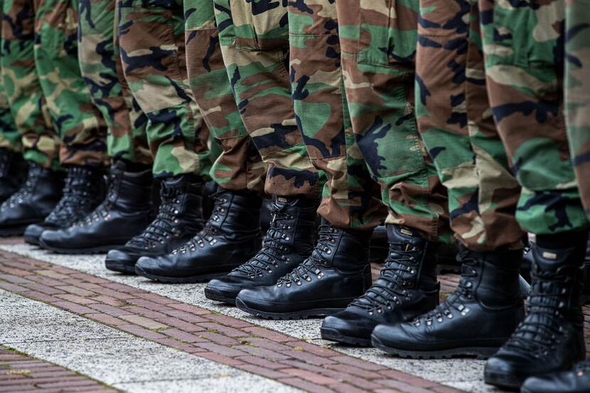 Rij militaire hoge veterschoenen.