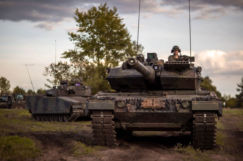 Een Leopard 2A6 en een CV90-infanteriegevechtsvoertuig.