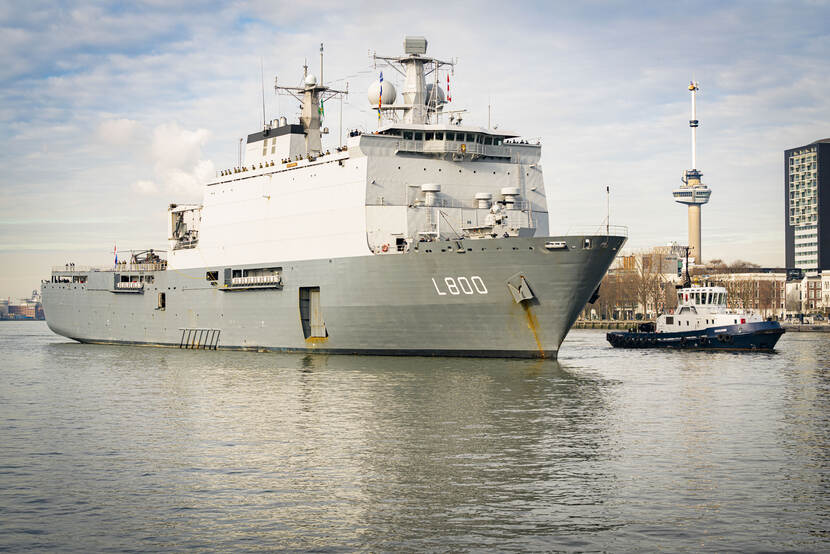 Zr.Ms. Rotterdam op de Maas in Rotterdam.