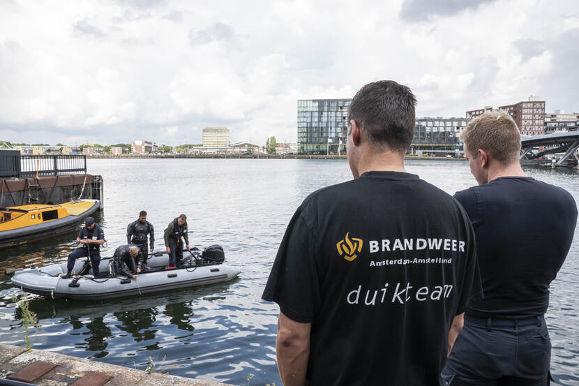 Duikers van de marine met brandweer.