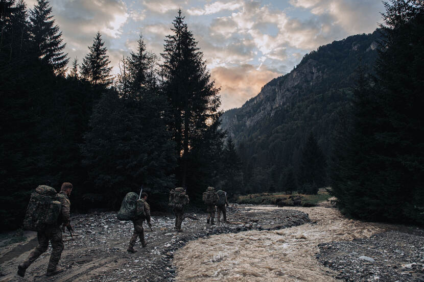 Rode Baretten lopen door een dal in Roemenië.