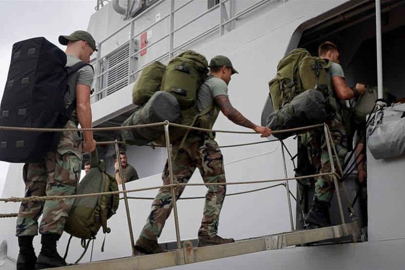 Mariniers gaan aan boord van het ondersteuningsvaartuig Zr.Ms. Pelikaan.
