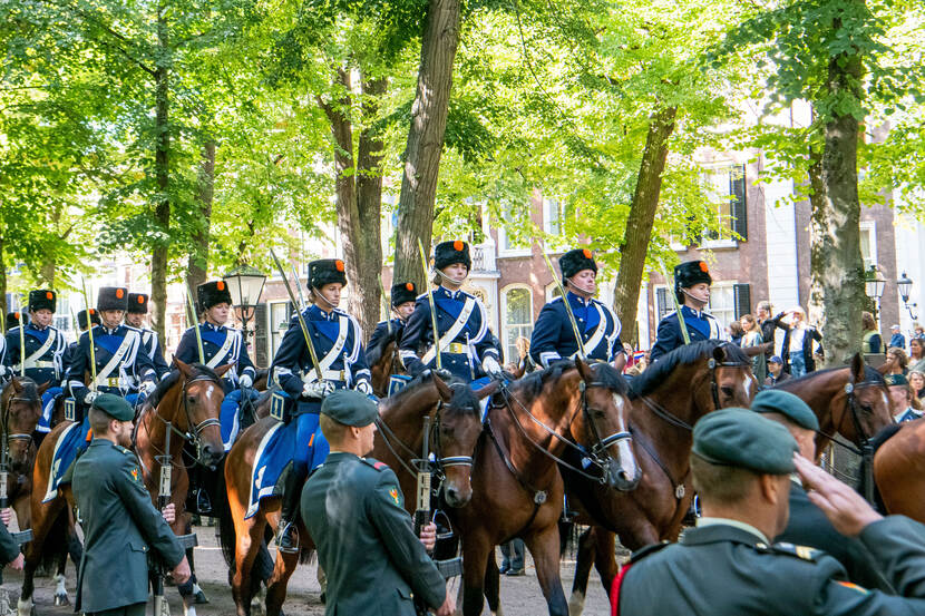 Koninklijke Marechaussees te paard in Den Haag.