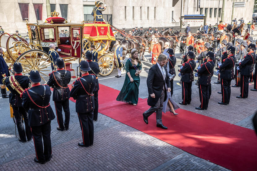 Koninklijk paar en kroonprinses stappen uit de koets bij Koninklijke Schouwburg.