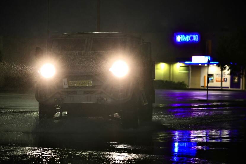 Een militair voertuig in de regen.