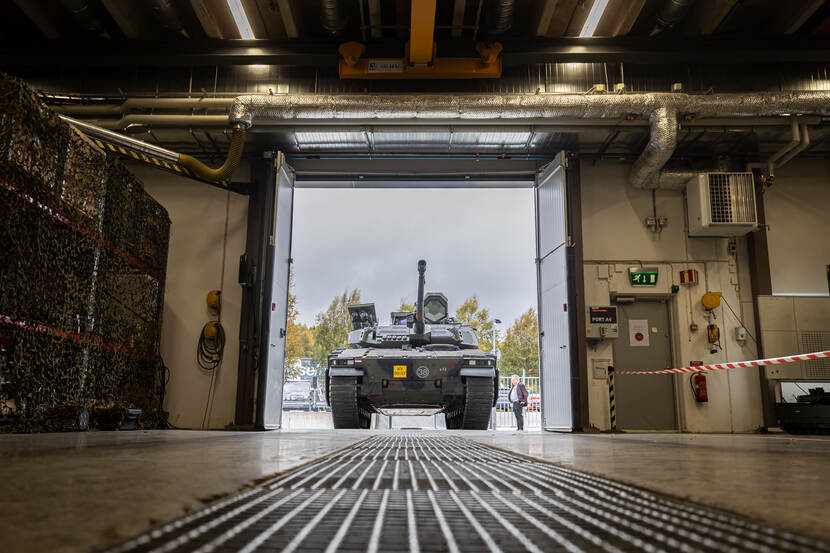 De 1e gemoderniseerde CV90 rolt uit de fabriek.