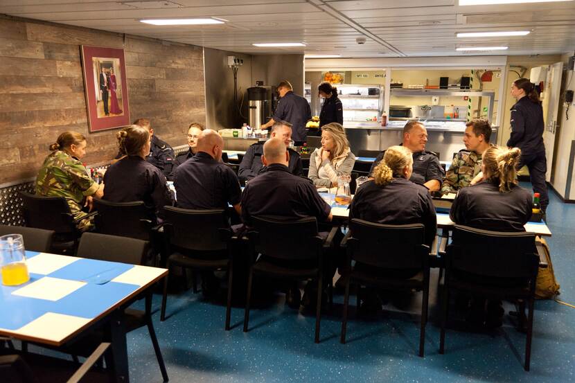 Minister Ollongren luncht samen met bemanning op Zr.Ms. Tromp.