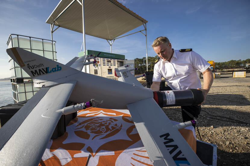 Marineman bekijkt een drone.