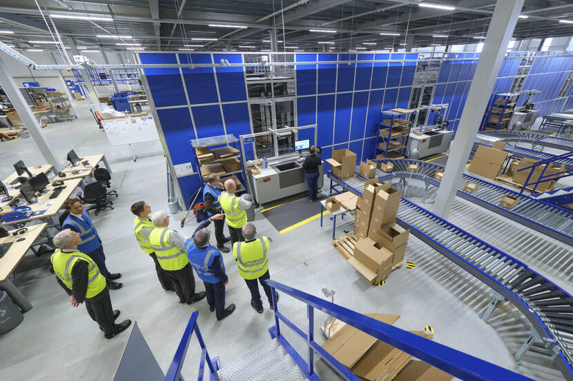 Een delegatie krijgt een rondleiding in een logistiek centrum van Rhenus.