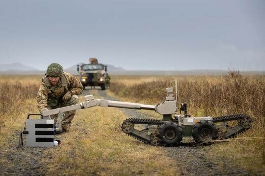 EOD'er aan het werk met een explosievenrobot op IJsland.