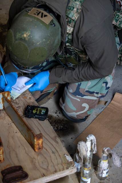 Tijdens Northern Challenge wordt gewerkt met conventionele explosieven, maar ook met geïmproviseerde explosieven. Die laatsten zijn hier te zien in de vorm van molotovcoacktails.