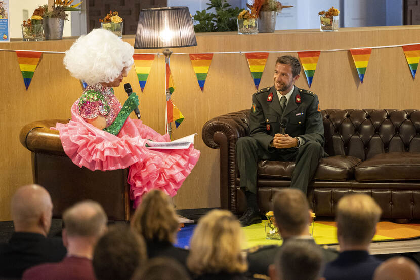 Mystery guest Dolly Bellefleur in gesprek met een militair.